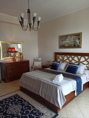 3 bedrooms, in-room safe, desk, iron/ironing board