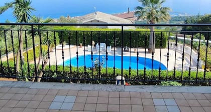 Private swimming pool and breathtaking sea view.