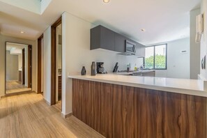 Refrigerador, microondas, parrilla de estufa y utensilios de cocina 