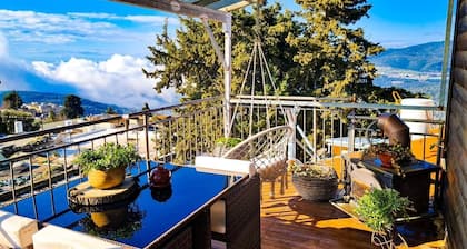2 Bed Suite in the Old City and Commercial District. 2 Balconies, Meiron Scenery