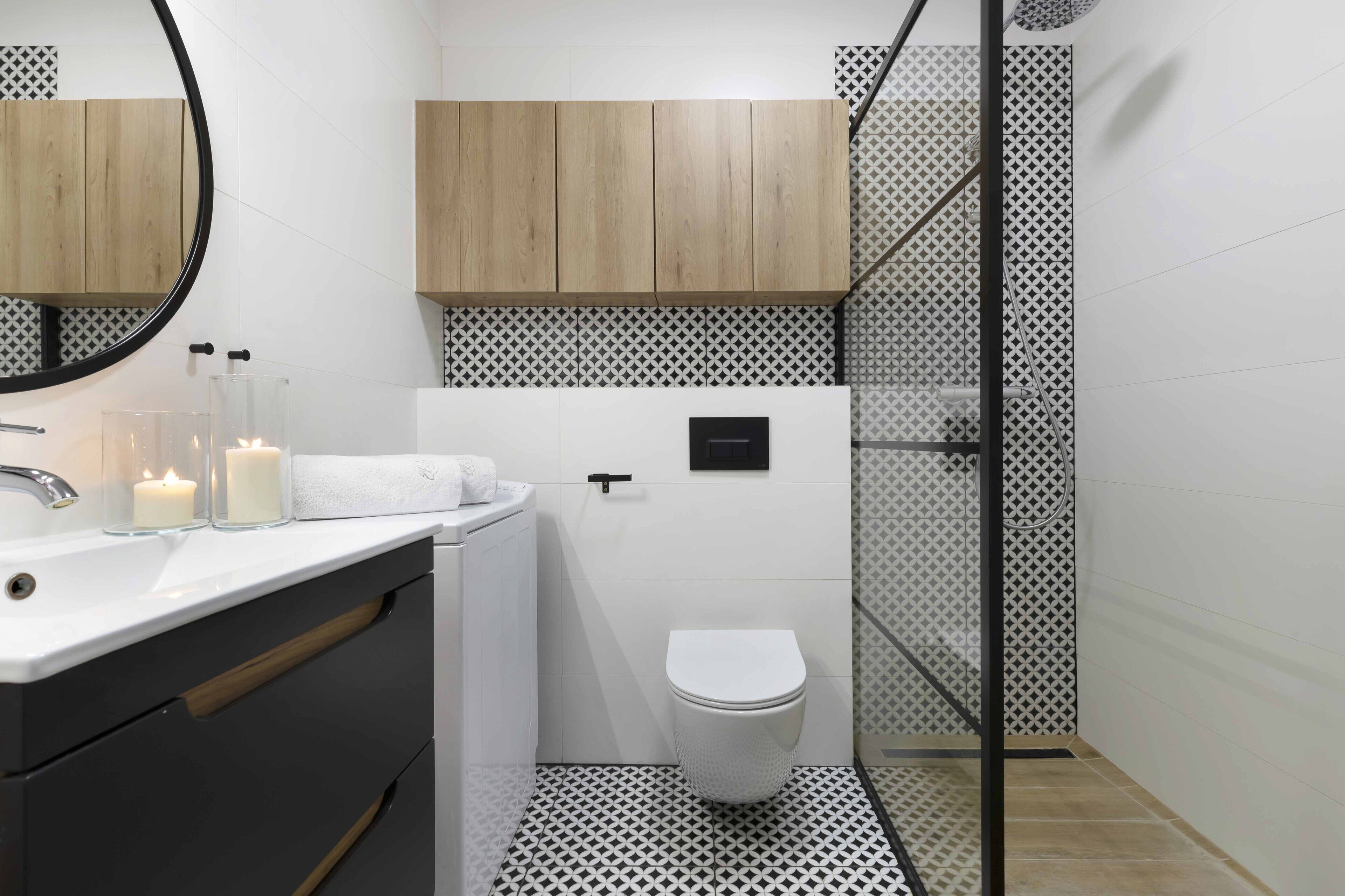 Classic Apartment | Bathroom | Shower, towels