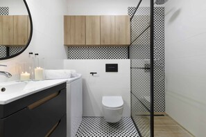 Classic Apartment | Bathroom | Shower, towels