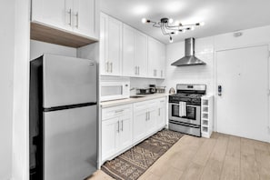 Réfrigérateur, four à micro-ondes, un four, surface de cuisson