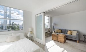 1 chambre, bureau, fer et planche à repasser, lit de bébé portatif