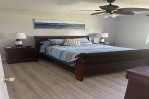 3 bedrooms, desk, WiFi, bed sheets