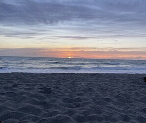 A beach with waves and a sunset. - Golf, Tennis, Bike & Beach in Hobe Sound (Hobe Sound)