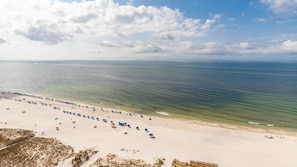Condo, 3 habitaciones | Playa | En la playa
