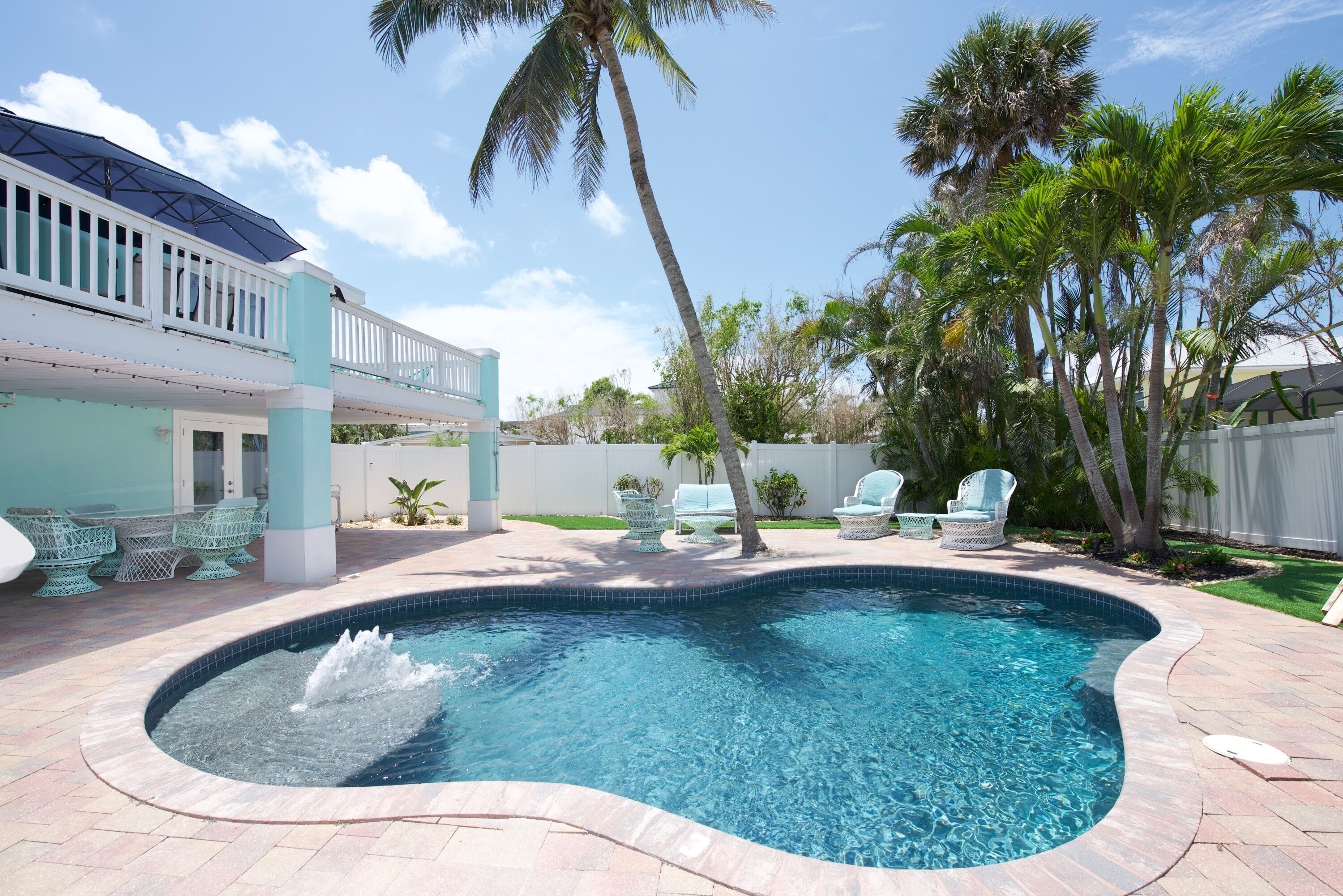 Marilyns Beach House - Gorgeous Pool Home, short walk to beach!