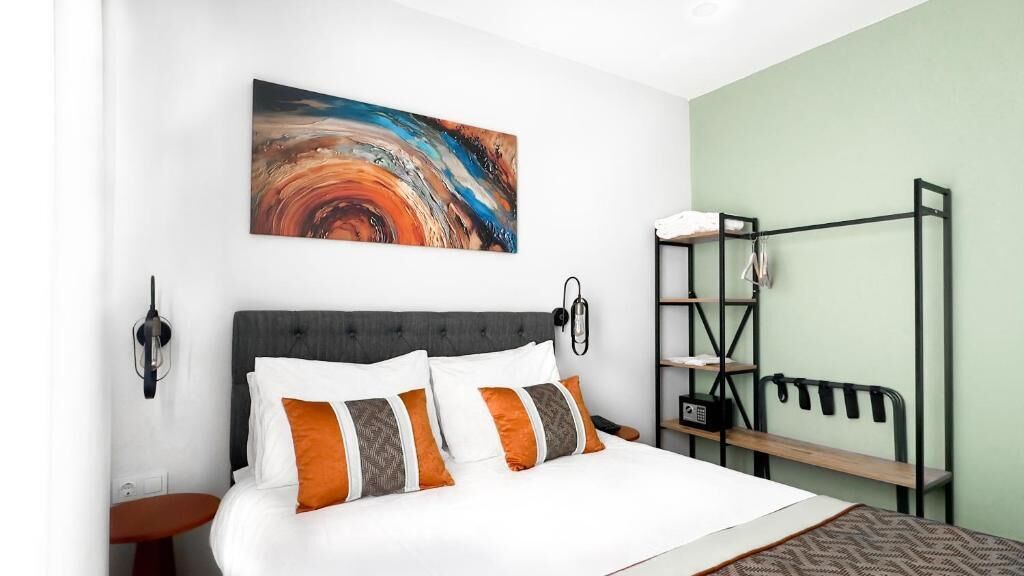 In-room safe, soundproofing, free WiFi, bed sheets