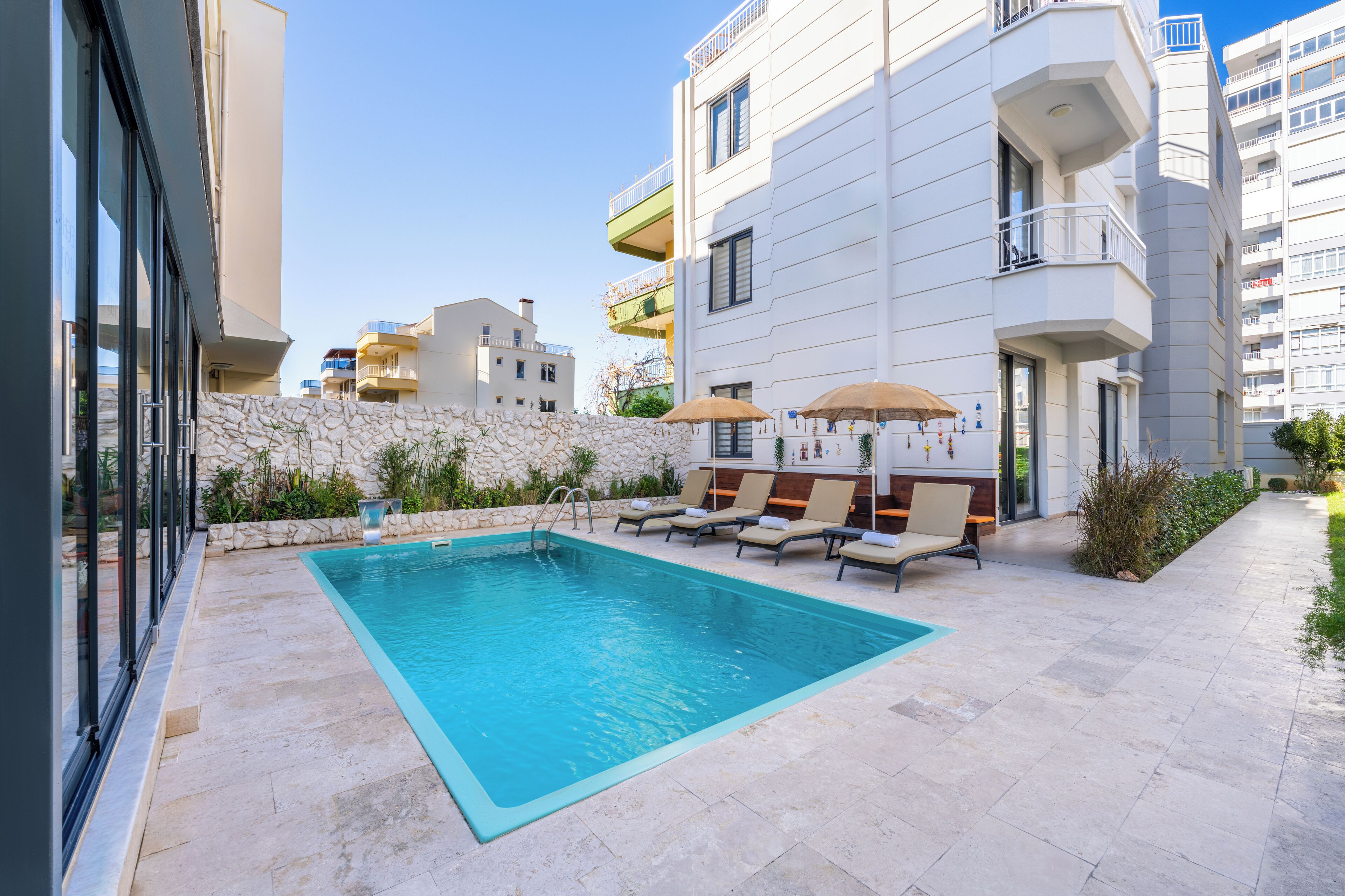 Kolam renang terbuka bermusim 