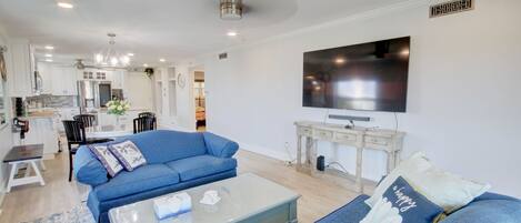 Condo, 2 habitaciones | Área de sala de estar | Reproductor de DVD