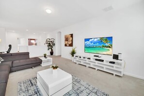 TV, fireplace, offices - Short walk from clubhouse! Wonderful pool villa. (Davenport)