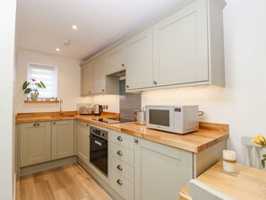 Fridge, dishwasher, electric kettle, toaster - Barrow Lodge (Blandford Forum)