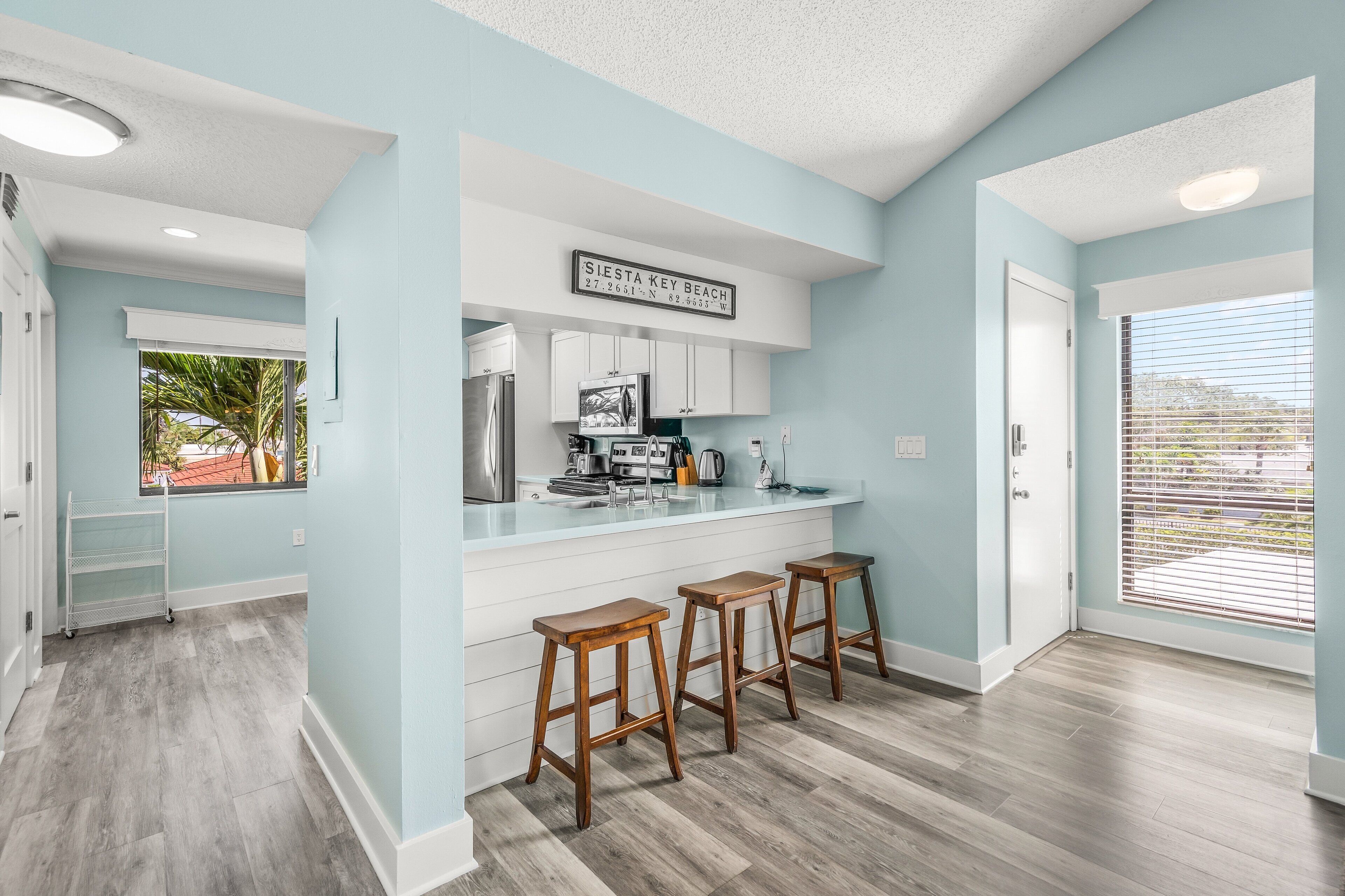 Een koelkast, een microgolfoven, een oven, een vaatwasser