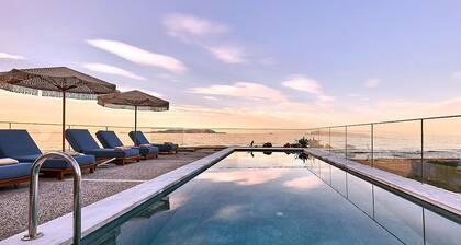 Seafront Villa with swimming pool & jacuzzi & heated pool