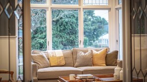 Televisión, chimenea y oficina 