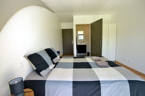 5 habitaciones, tabla de planchar con plancha y cuna de viaje 