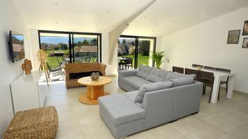 TV connectée, baby-foot, livres