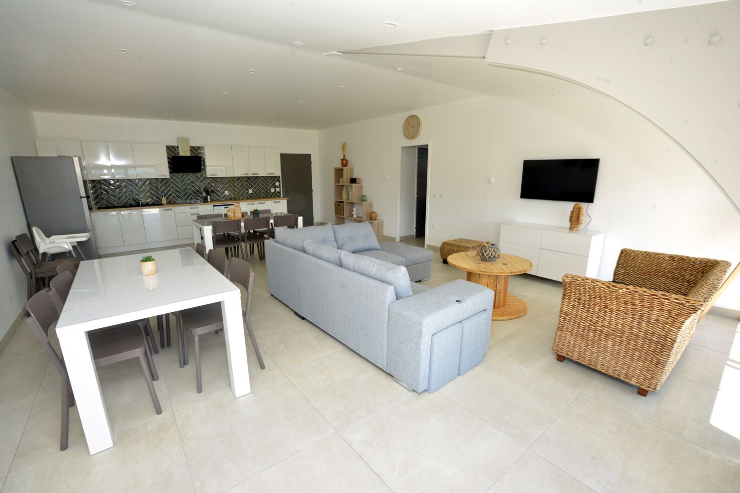 Smart TV, futbolito y libros 