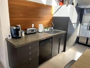 Réfrigérateur, four à micro-ondes, un four, surface de cuisson