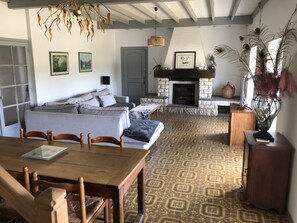 Living area - Maison de Campagne Calme, 600 Mètres Rivières (Parcoul-Chenaud)