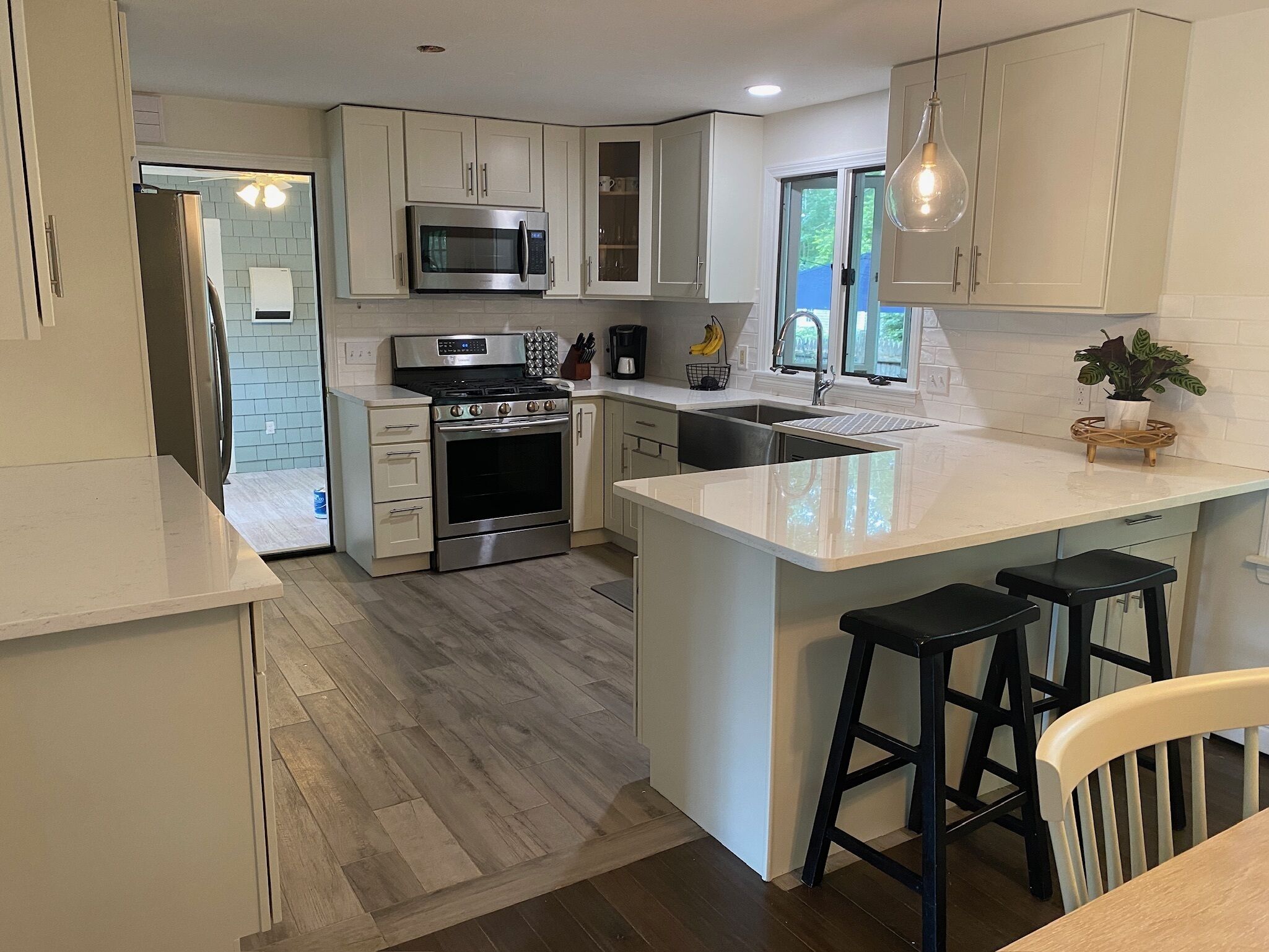 Kitchen with all appliances