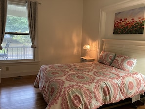 2 bedrooms, desk, WiFi, bed sheets - Beautiful historic home on Wittenberg campus. Peaceful setting w/ grand piano. (Springfield)