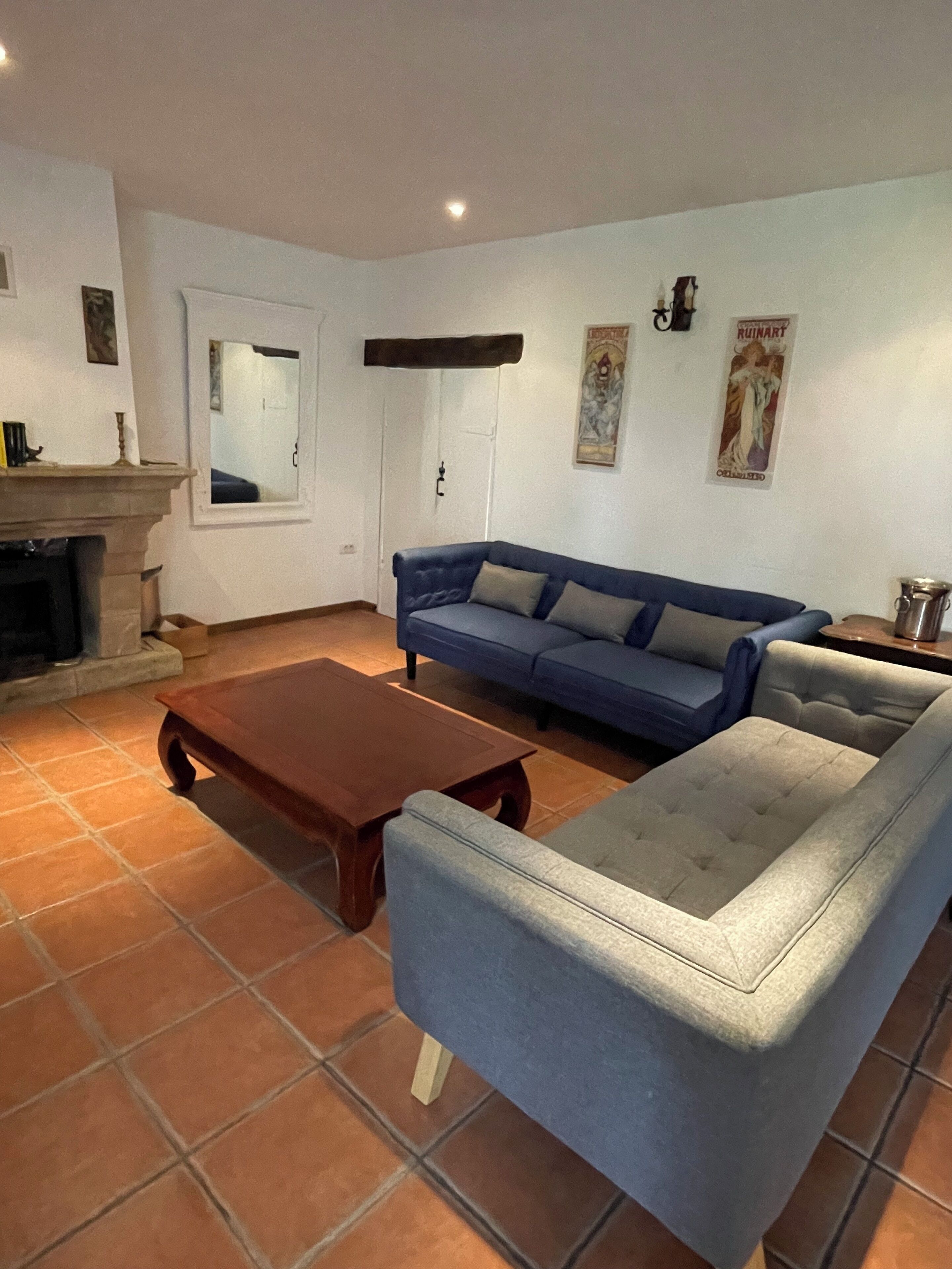 Televisor, llar de foc, reproductor de DVD i futbolí 