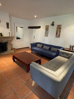 Televisie, een open haard, een dvd-speler en tafelvoetbal