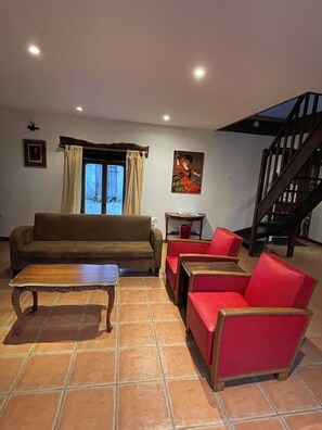 TV, fireplace, DVD player, foosball - Adjoining houses with heated pool, sleeps 15 (Saint-Nicolas-du-Pélem)