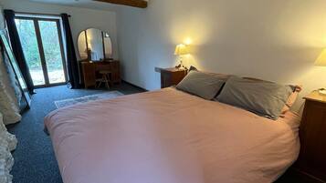 6 dormitoris, planxa i posts de planxar i un bressol de viatge