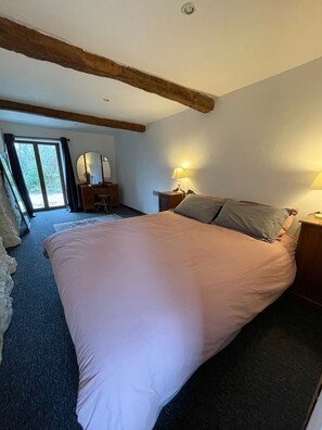 6 slaapkamers, een strijkplank/strijkijzer, reisbedje, gratis wifi