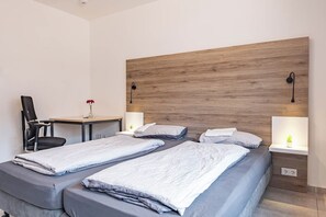 Desk, laptop workspace, blackout curtains, soundproofing - MK Hostel Oyten (Oyten)