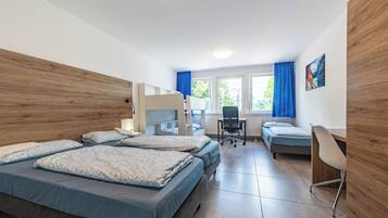 Basic-Zimmer, Mehrere Betten, Nichtraucher | Schreibtisch, laptopgeeigneter Arbeitsplatz, Verdunkelungsvorhänge