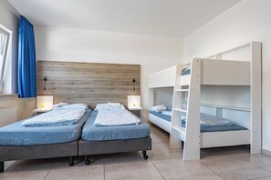 Quadruple Room | Desk, laptop workspace, blackout drapes, soundproofing