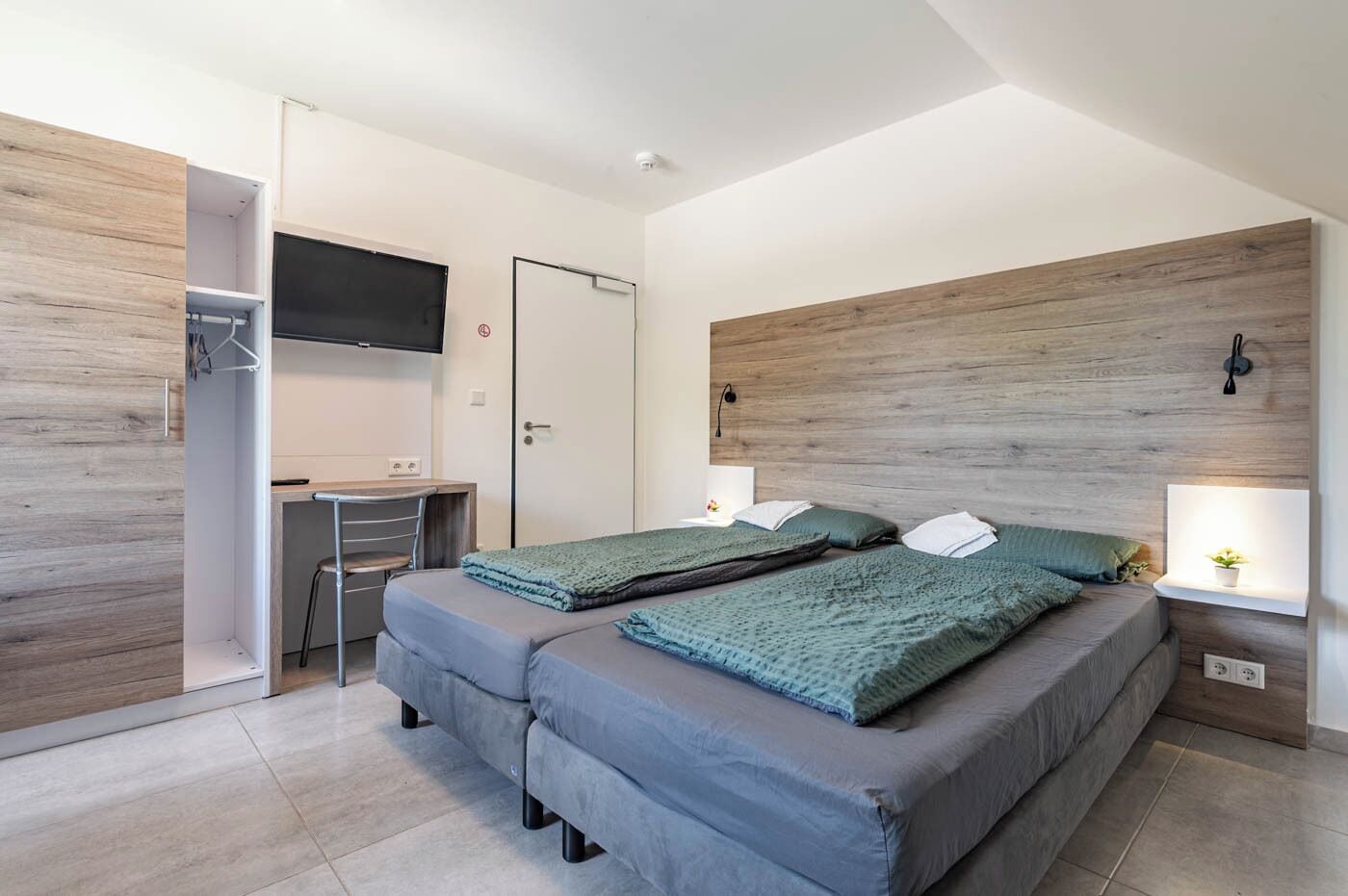 Room | Desk, laptop workspace, blackout drapes, soundproofing