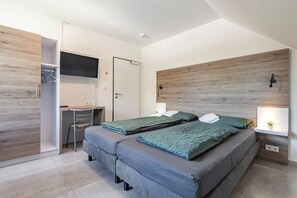 Room | Desk, laptop workspace, blackout curtains, soundproofing - MK Hostel Oyten (Oyten)