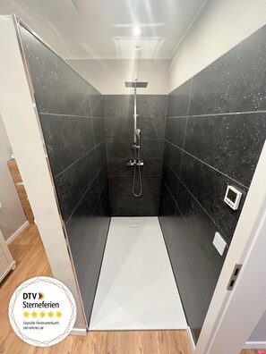 Shower, hair dryer, towels, soap - Weinberg.Holiday holiday home - 90 sqm (Traben-Trarbach)