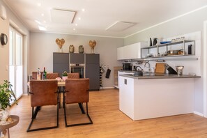 Frigorífico, microondas, horno y placa de cocina
