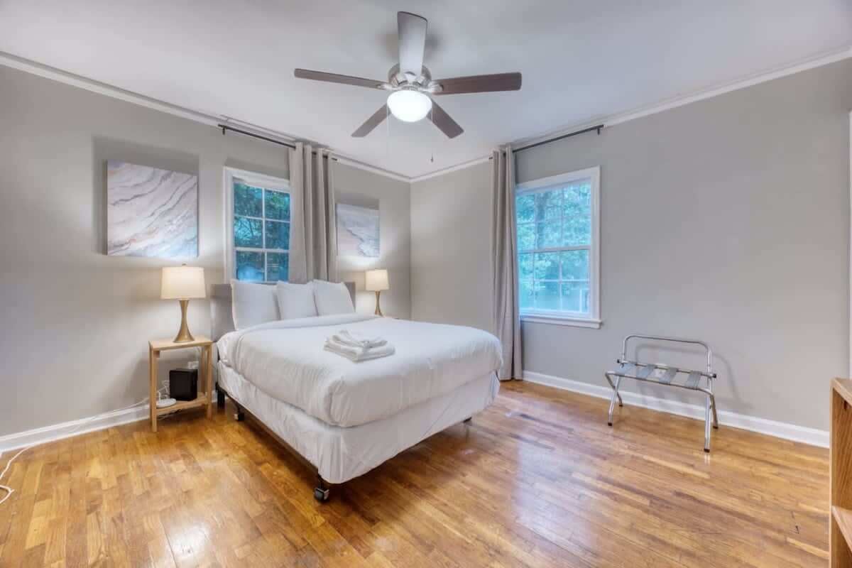 4 bedrooms, desk, iron/ironing board, WiFi