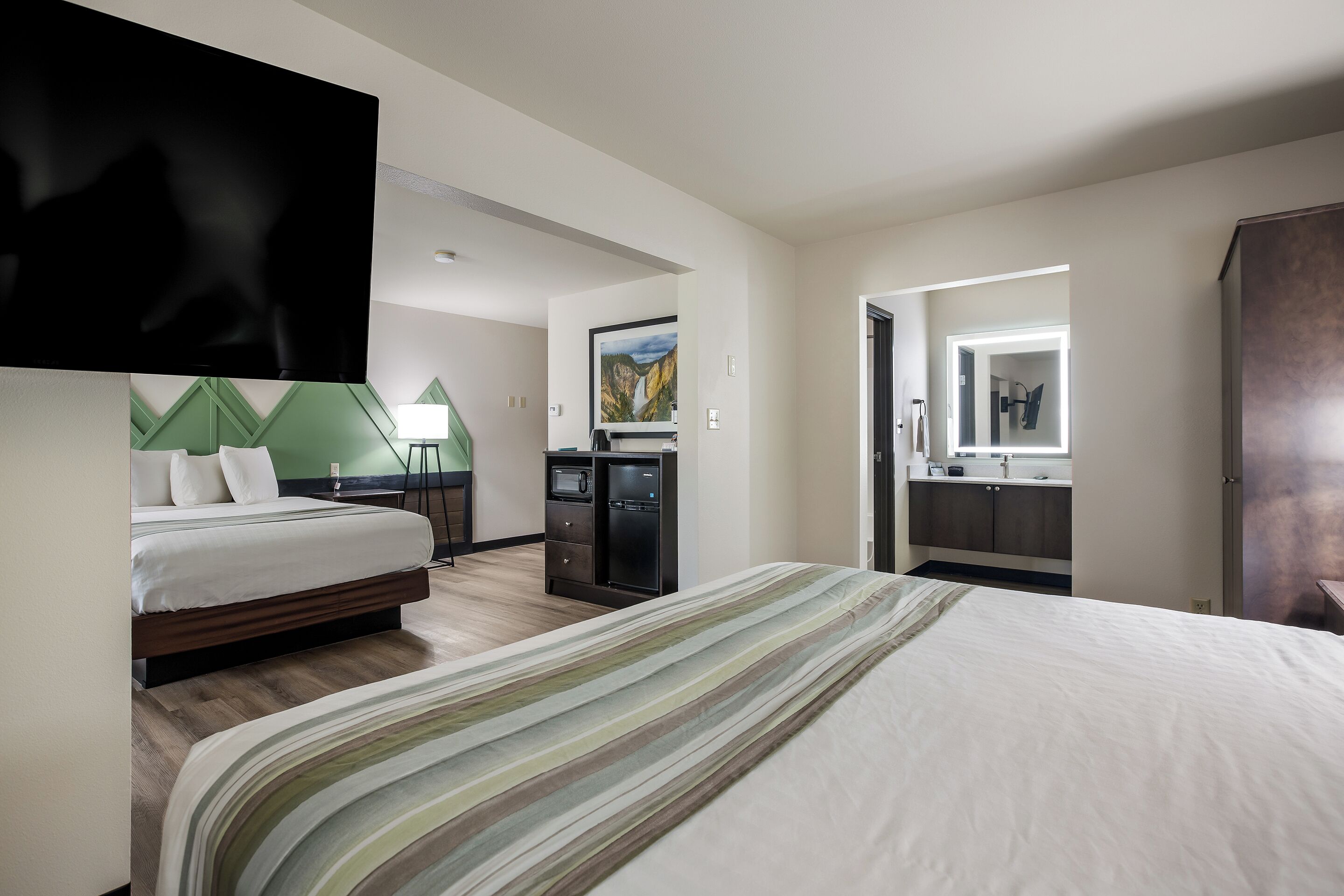 Deluxe Room, 1 King & 1 Queen | Desk, free WiFi, bed sheets