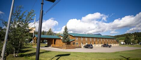 A Mountain Vista Hotel with a large building, parking lot, and surrounding greenery.