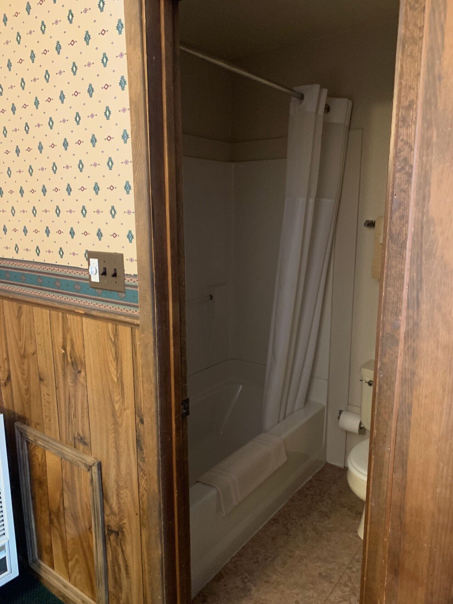 Standard Room | Bathroom | Shower, rainfall showerhead, towels