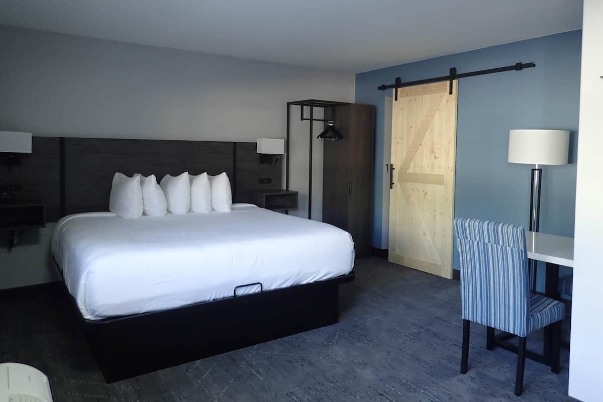 Room, 1 King Bed, Accessible, Non Smoking | 1 bedroom, down comforters, WiFi (free), bed sheets