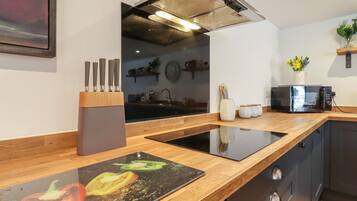Fridge, dishwasher, cookware/dishes/utensils