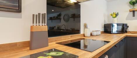 Fridge, dishwasher, cookware/dishes/utensils