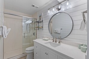 Combined shower/tub, towels
