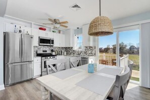 Fridge, microwave, oven, stovetop - Pristine, airy beach home: sunsets, surf, golf, AC (Brigantine)