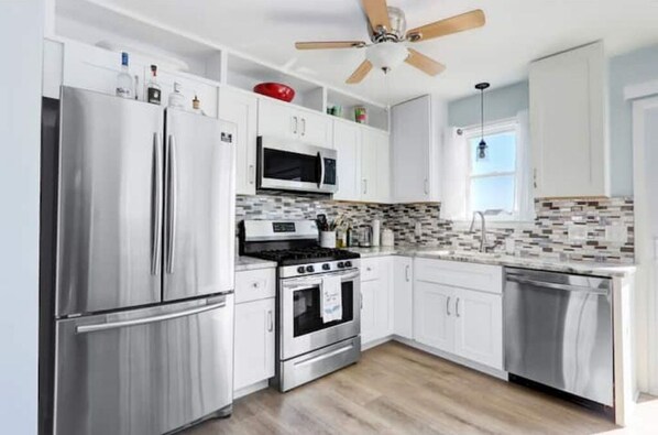 Fridge, microwave, oven, stovetop - Pristine, airy beach home: sunsets, surf, golf, AC (Brigantine)