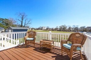 Terrace/patio - Pristine, airy beach home: sunsets, surf, golf, AC (Brigantine)